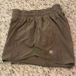 Lululemon Hotty Hot long 4” short